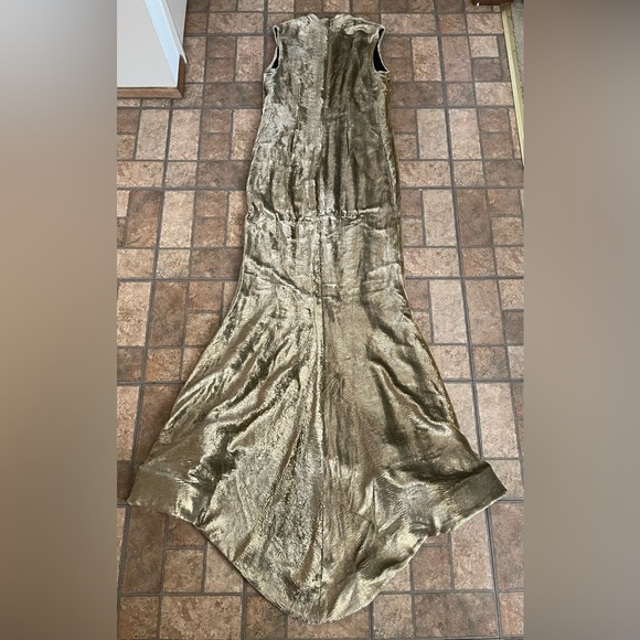 christian siriano luxury velvet gold metallic long gown with small train. - Picture 3 of 6